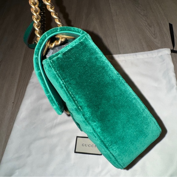 Gucci GG Medium Marmont Matelasse Bag - Picture 10 of 17